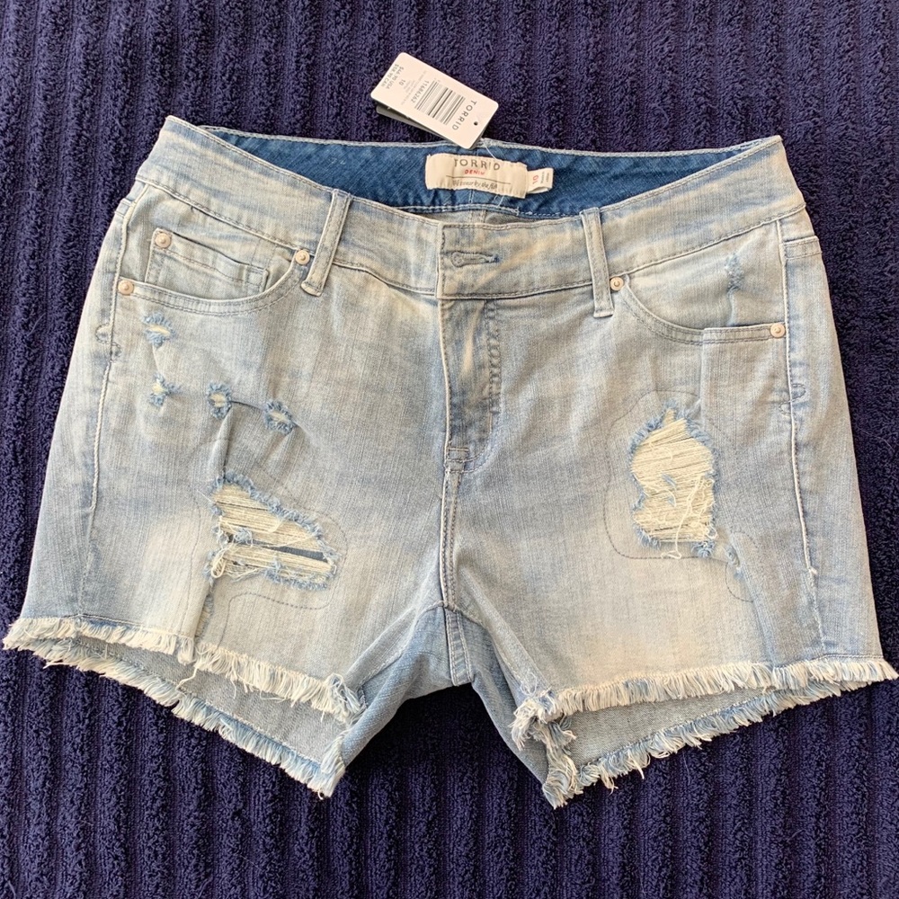 Torrid super cute distressed jean shorts